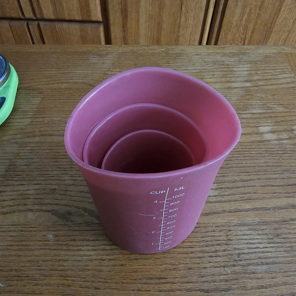 Set Of 3 Red Silicone Flexible StackableMeasuring Cups Curtis Stone Pre-Owned